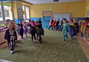 Dzieci tańczą w małych grupach